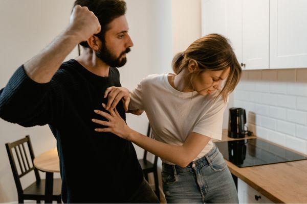 4 Early signs of a toxic relationship